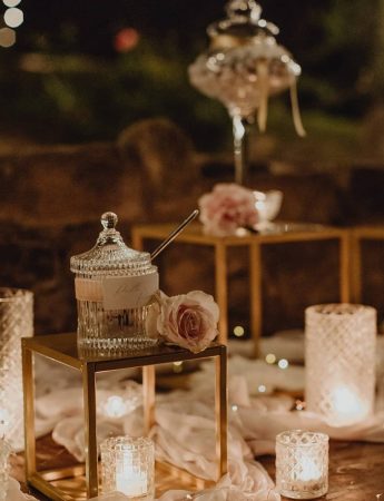 In questa foto è immortalato un elegante allestimento con trasparenze e candele firmato dall'agenzia Il mio matrimonio