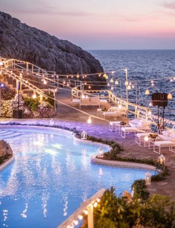 Un matrimonio a bordo piscina