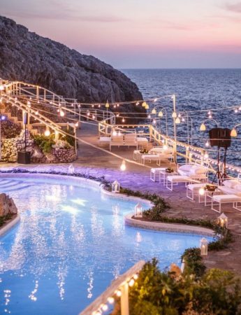 Un matrimonio a bordo piscina