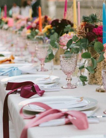 In questa foto una mise en place colorata curata dalla wedding planner di Palermo Laura Comparetto, titolare di Lovù Events