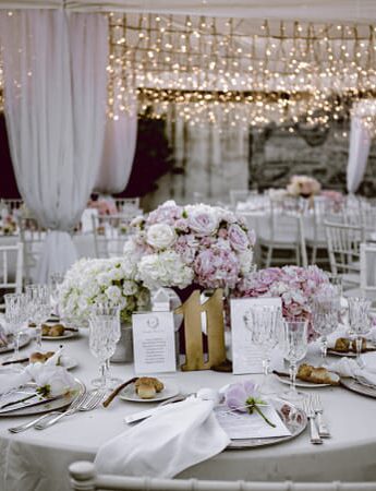 In questa foto una mise en place di un matrimonio con fiori rosa e bianchi
