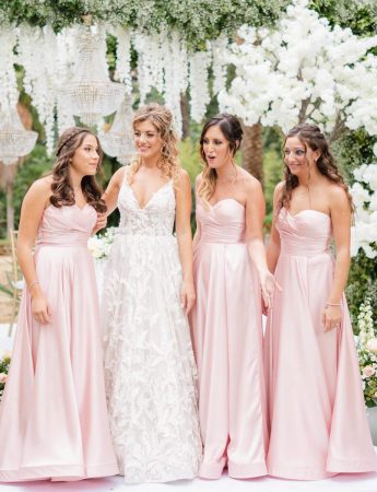 In questa foto una sposa e le sue damigelle vestite di rosa durante un matrimonio organizzato dalla wedding planner palermitana Maria Macchiarella