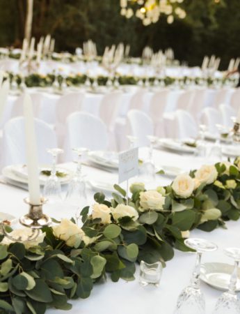 In questa foto l'allestimento di un matrimonio con fiori bianchi su un tavolo imperiale